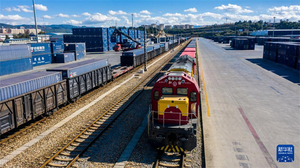 中老铁路国际货物列车？？？？？？？吭谥刑ッ髦行恼荆ㄎ奕嘶掌。。。。。新华社记者 胡超 摄.jpg